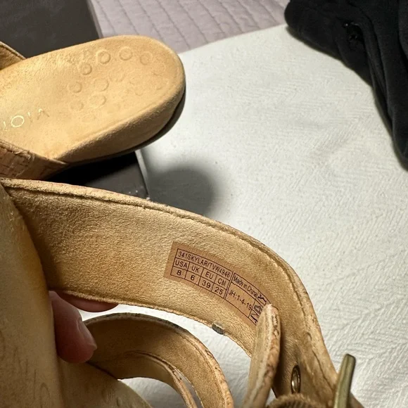 Vionic rest Skylar gold cork flip flops - Picture 6 of 8